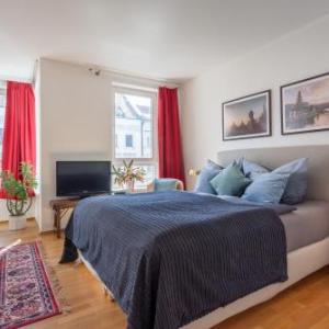 Stilvolles Studio in downtown Mitte Boxspringbett Balkon Blick über Berlin auf den Himmel zentrale Lage Kiez vor der Haustür