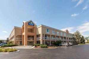 Days Inn & Suites by Wyndham Warren, Warren