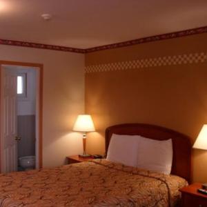 Hotels near Old Roxy Theatre - Forest Plaza Motel