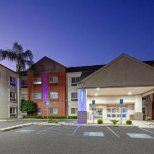 Holiday Inn Express & Suites Tulare