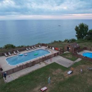 Hotels near Allegan County Fair - Lake Bluff Inn and Suites