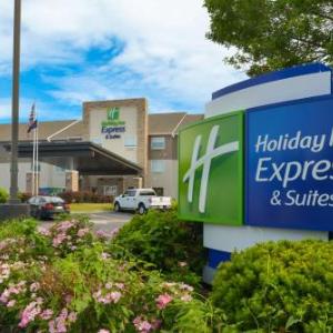 Holiday Inn Express & Suites OMAHA - 120TH AND MAPLE