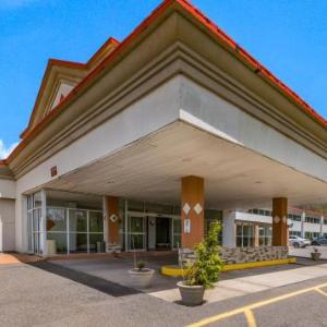 Hotels near Nelson Field House Bloomsburg - Red Carpet Inn & Suites