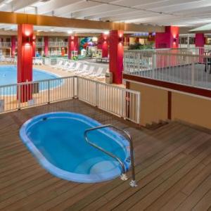 hotels in independence ohio with pools