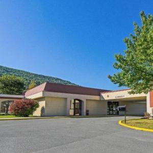 Econo Lodge Inn & Suites