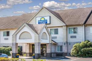 Days Inn & Suites by Wyndham Vancouver, Vancouver