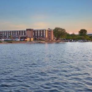 Pet Friendly Traverse City Hotels Deals At The 1 Holiday Inn Resort West Bay Beach