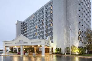 DoubleTree by Hilton St. Louis at Westport, Saint Louis