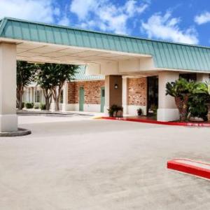 Hotels near San Antonio Raceway - Days Inn by Wyndham Seguin TX