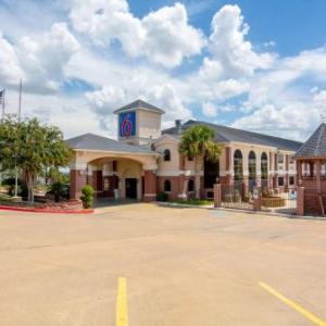 Burton Hotels Deals at the 1 Hotel in Burton TX