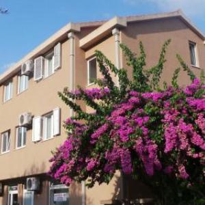 El Mar Apartments