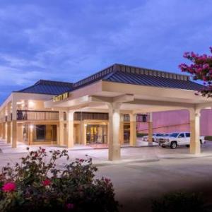 Hotels near Arlington Improv - Quality Inn at Arlington Highlands