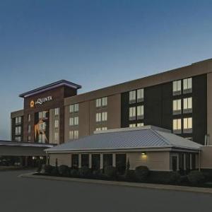 La Quinta Inn & Suites by Wyndham Cleveland Airport West