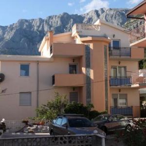 Apartments and rooms with parking space Makarska - 6834