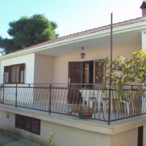 Apartments with a parking space Mirca Brac - 728