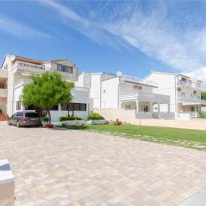 Apartment and Rooms Artina