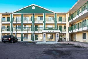 HomeTowne Studios by Red Roof Colorado Springs - Airport, Colorado Springs