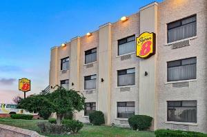 Super 8 by Wyndham Jamaica North Conduit, Queens