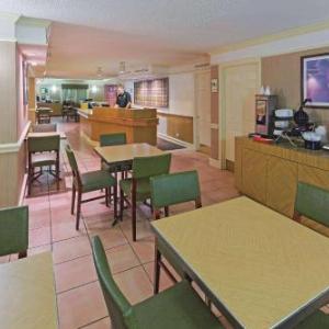 La Quinta Inn & Suites by Wyndham San Antonio Lackland