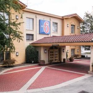 Hotels near Cotton Eyed Joe Knoxville - Motel 6-Knoxville TN