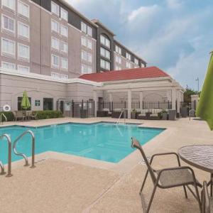 La Quinta Inn & Suites by Wyndham Arlington North Six Flags Drive