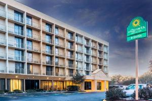 La Quinta Inn & Suites by Wyndham Nashville Airport/Opryland hotel near Gaylord Opryland Resort & Convention Center