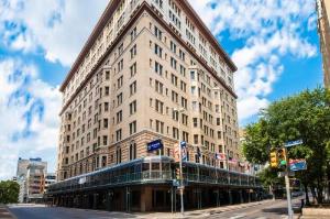 The Gunter Hotel, San Antonio Riverwalk, a Tribute Portfolio Hotel hotel near Henry B. González Convention Center