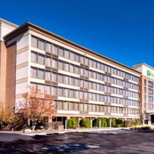 Holiday Inn Hotel & Suites Warren