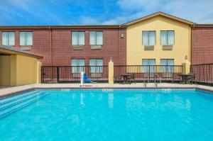 Super 8 by Wyndham Bay City, Bay City