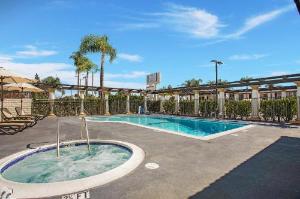 Stanford Inn & Suites Anaheim hotel near Anaheim Convention Center