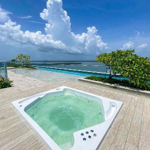 2 Bedrooms by the Sea. Private Jacuzzi