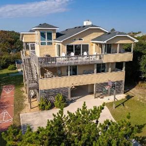 New Listing 3 Mins to Beach Pool Shuffleboard
