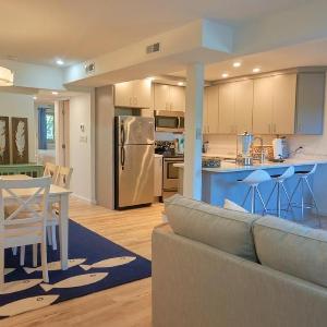 2 Bdrm/2 Bath Sleeps 6 Pool Balcony Wi-Fi TVs