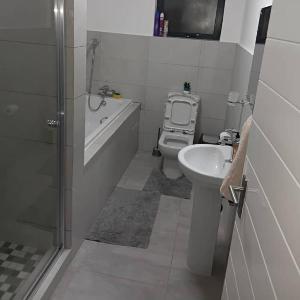 Lola Apartments B12