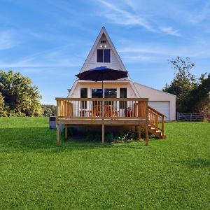 3 Mi to Lake Murray: Dog-Friendly Cabin w/ Deck