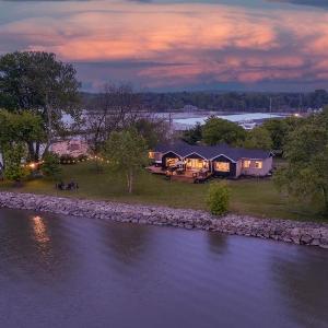 The Riverside Oasis waterfront with hot tub
