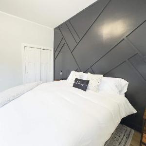 Jennifer's Stylish & Modern Broadway Getaway