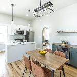 Jennifer's Broadway Cozy Gem w Fireplace King Bed Providence