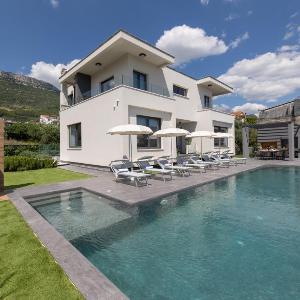 Luxury villa with a swimming pool Kastel Stari Kastela - 24431