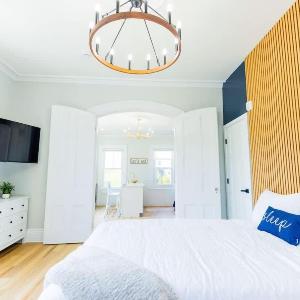 Jennifer's Spa-Like Modern & Chic Broadway Retreat