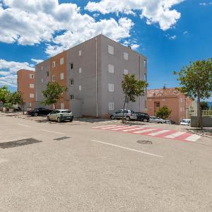 Apartments with parking space Makarska - 24301