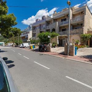 Apartments with parking space Makarska - 24562