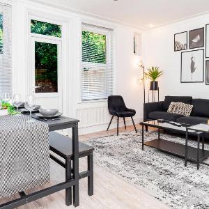Modern 5-Bed - Sleeps 10-Walk to Centre & Parking!
