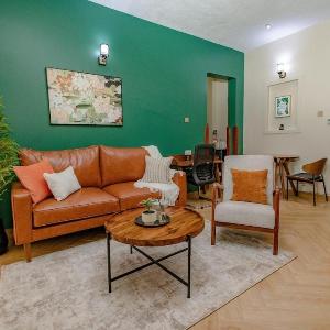 Eclectic 1BR in Ntinda with fast WiFi plush queen bed & is WFH friendly