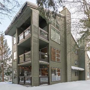 1BR in Powderview Creekside Bright and Cozy Private Ski Storage Fireplace Free Parking