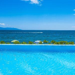Beachfront Private Pool Theatre Room Views!