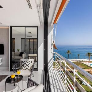 Black and White Beach - Boutique Apartment with Sea Views