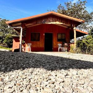 Ecos del Poás junto a la piscina