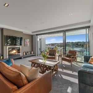 The Moorings Apartment 5 - a stone's throw from the lake!