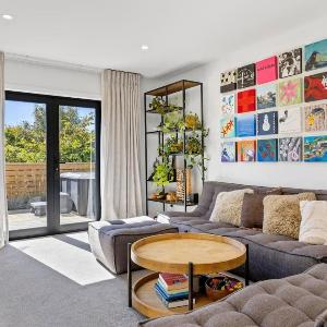 Idyllic Getaway - modern and stylish with private spa